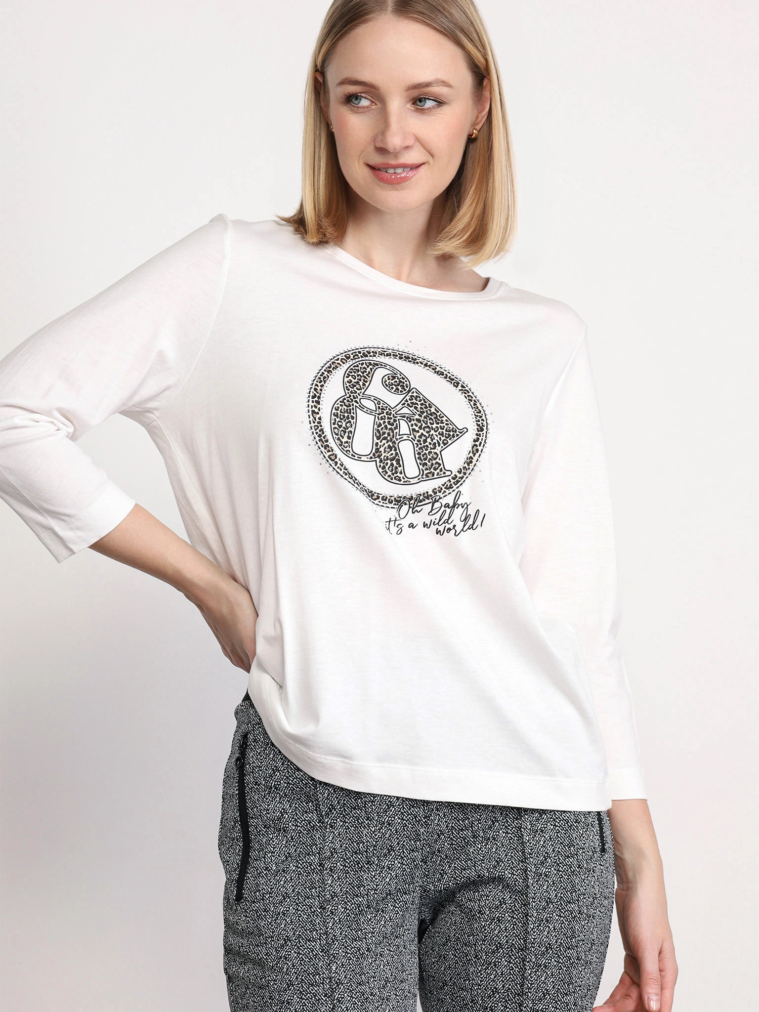 Футболка белого цвета со стразами из смесового хлопка